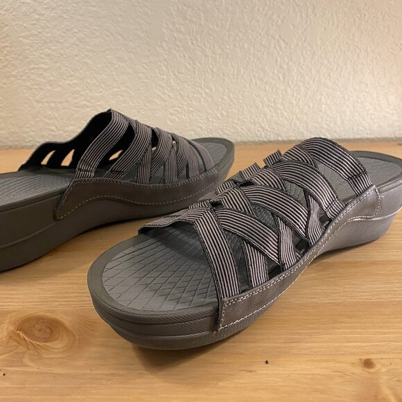 BareTraps Beverly 10M strappy sandal with 2" heel gray black. Wedge slide - Picture 3 of 6